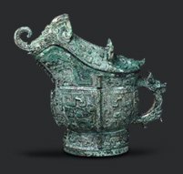 Elegante jarra antigua de bronce verdoso.